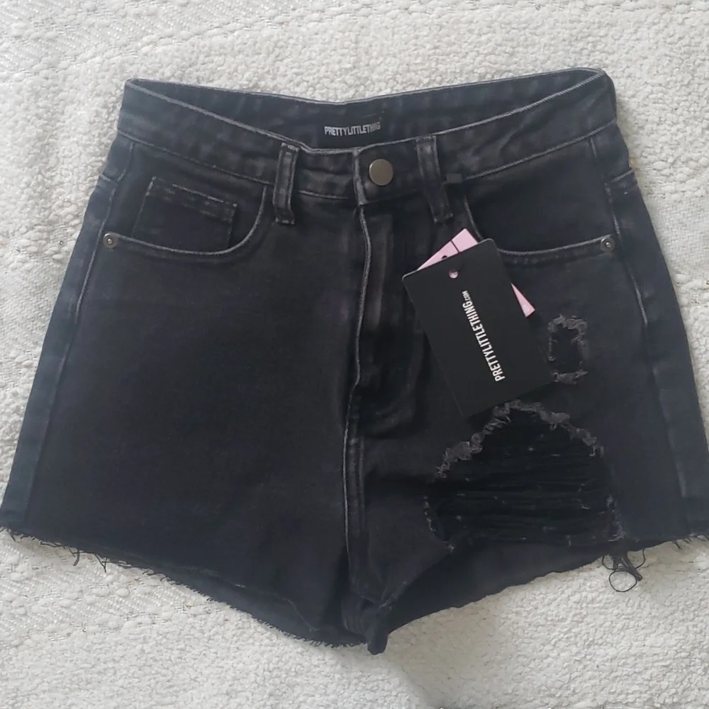 NWT PrettyLittleThing High Rise Short - Picture 1 of 6